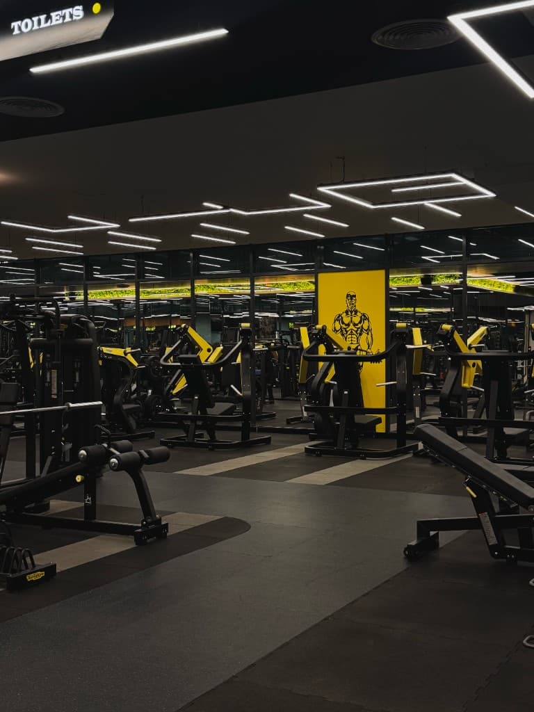 6am. empty gym. this is not a coincidence.